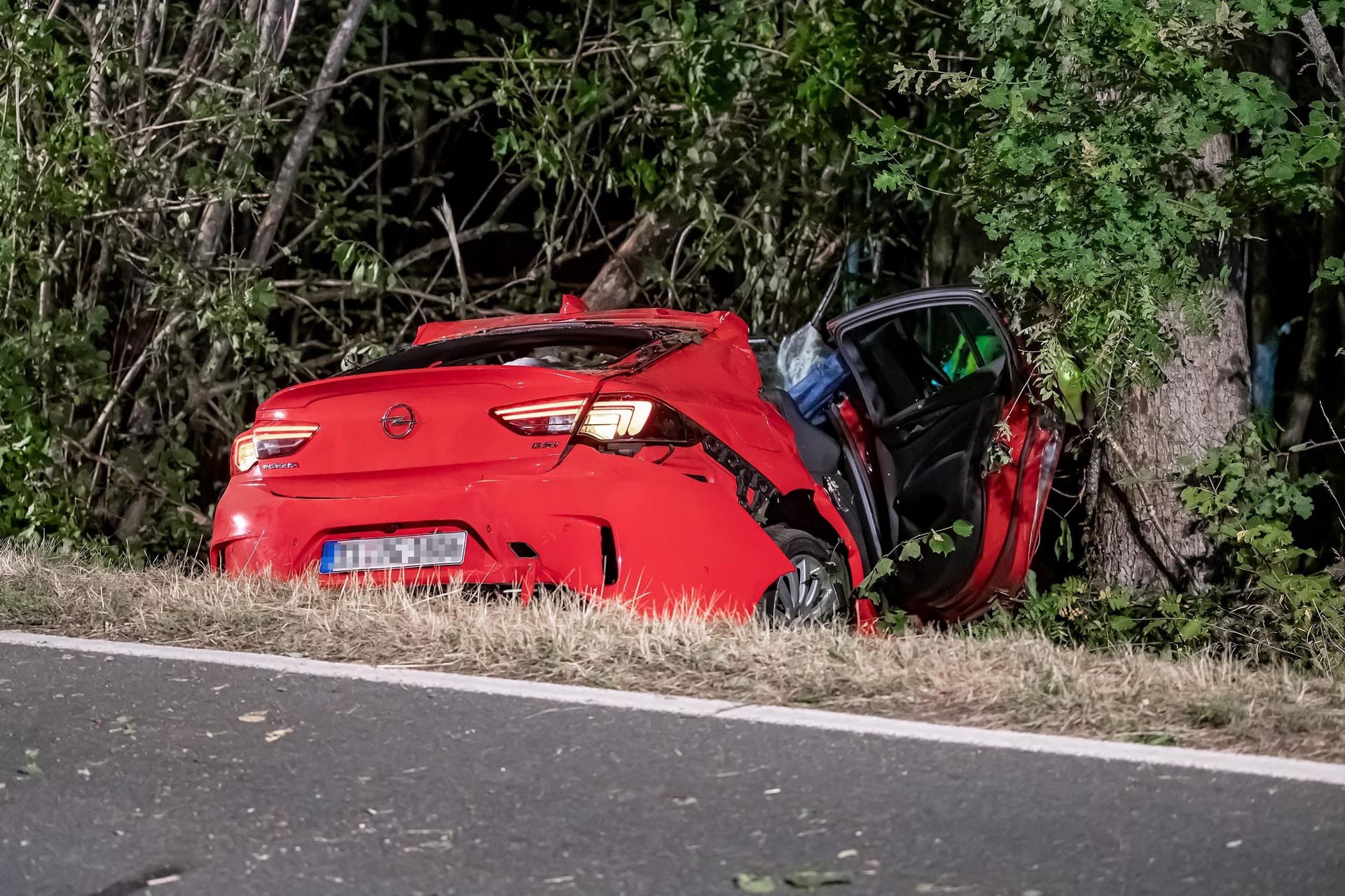 Unfall im Sauerland: Zwei Männer starben am Sonntagabend Wenden-Schönau, eine Jugendliche wurde schwer verletzt.