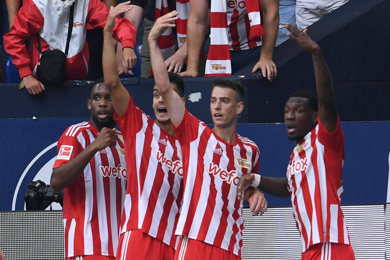 Erschreckte Gesichter: Die Union-Spieler rufen an der Seitenlinie um Hilfe.