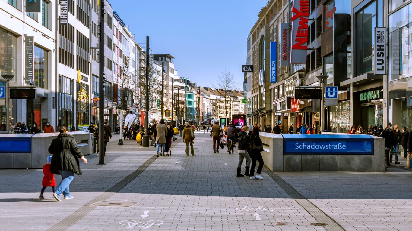Die Schadowstraße: Durch die Fußgängerzone führt ein Radweg.