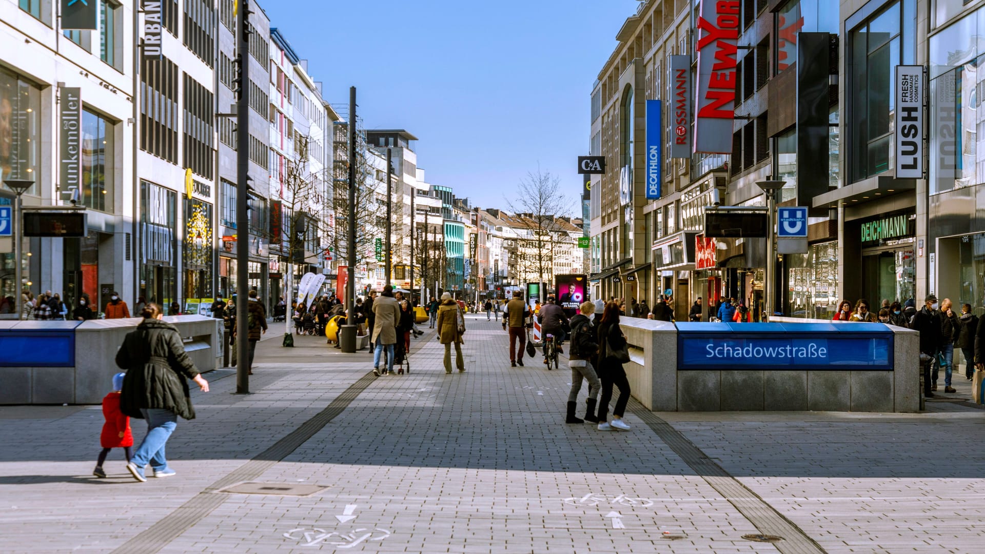 Die Schadowstraße: Durch die Fußgängerzone führt ein Radweg. Die Schadowstraße: Durch die Fußgängerzone führt ein Radweg.