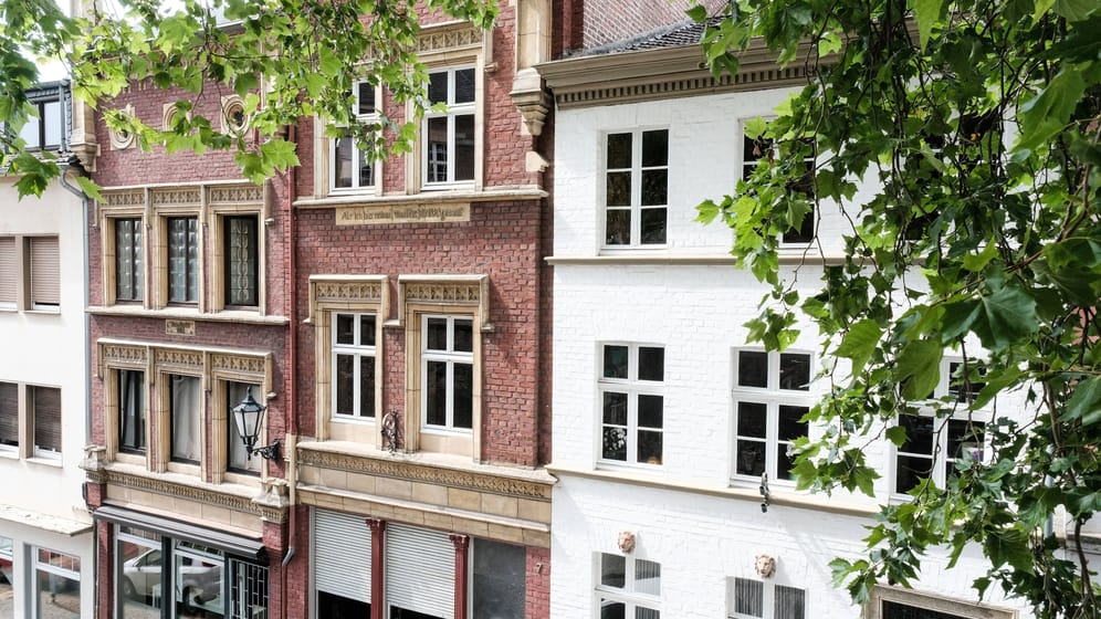 Mehrfamilienhaus in Mönchengladbach (Symbolbild): Auch Wohnungseigentümer sind 2022 verpflichtet, eine Grundsteuererklärung abzugeben.