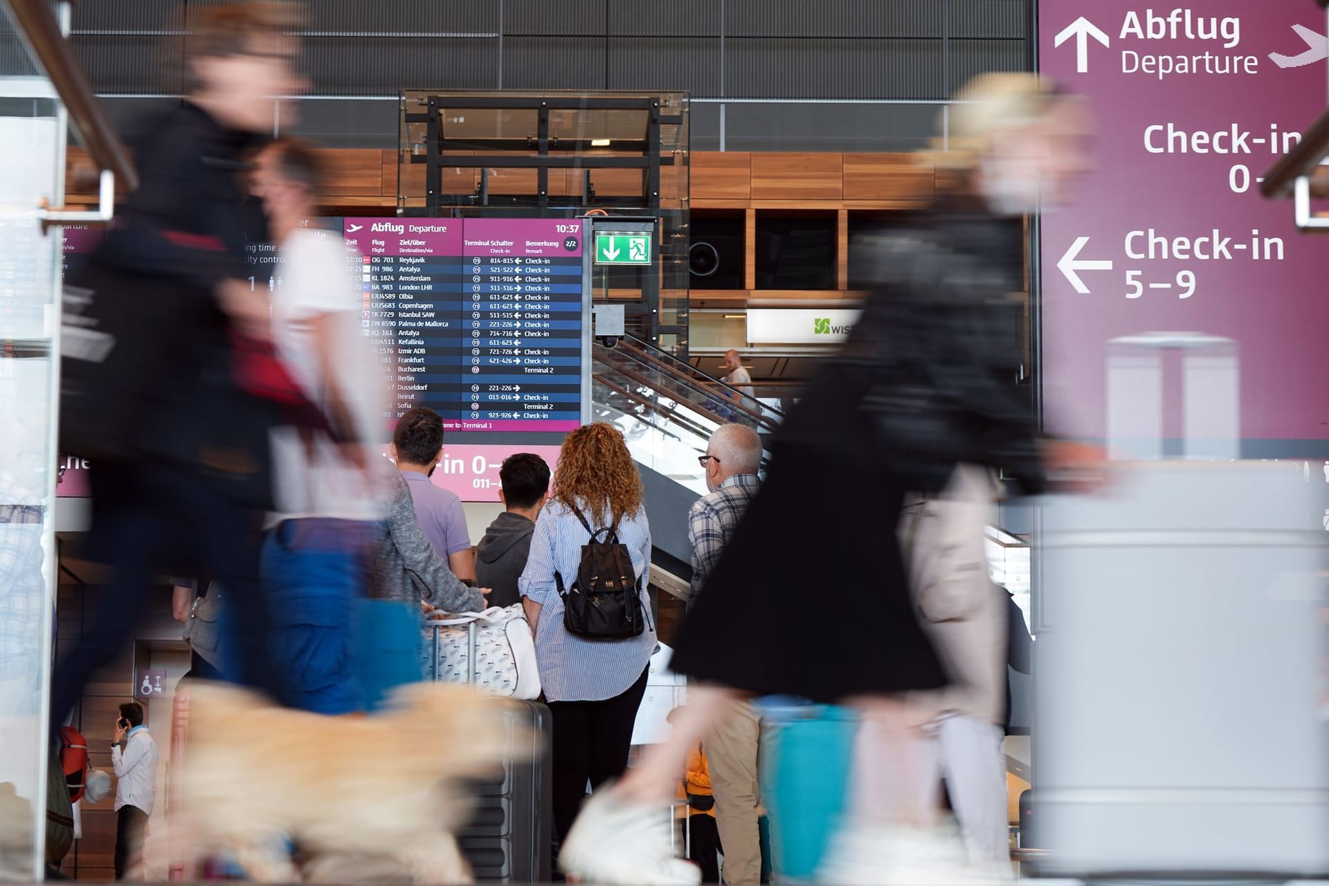 Reisende am BER (Symbolbild): Millionen Menschen sind dieses Jahr schon hier gereist.