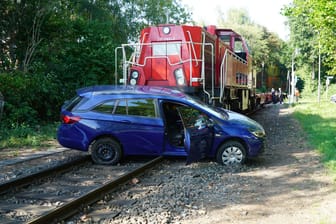 Die Unfallstelle im Hafen: Das Auto wurde von dem Zug mehrere Meter mitgeschleift.