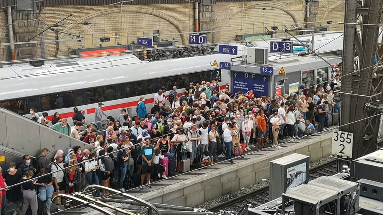 Menschen stehen am Bahngleis in Hamburg: Der Hauptbahnhof soll überfüllt sein.