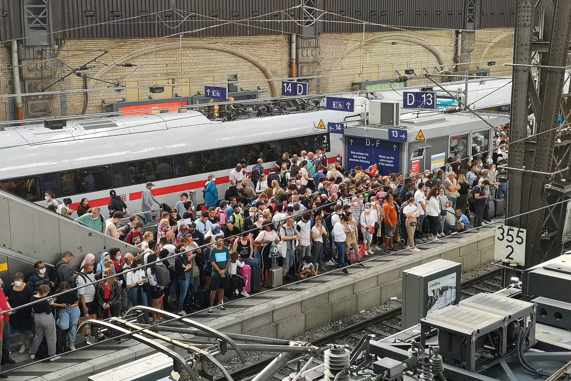 Menschen stehen am Bahngleis in Hamburg: Der Hauptbahnhof soll überfüllt sein.