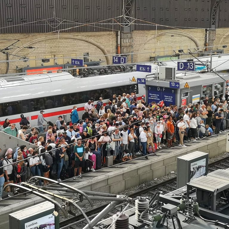Menschen stehen am Bahngleis in Hamburg: Der Hauptbahnhof soll überfüllt sein.