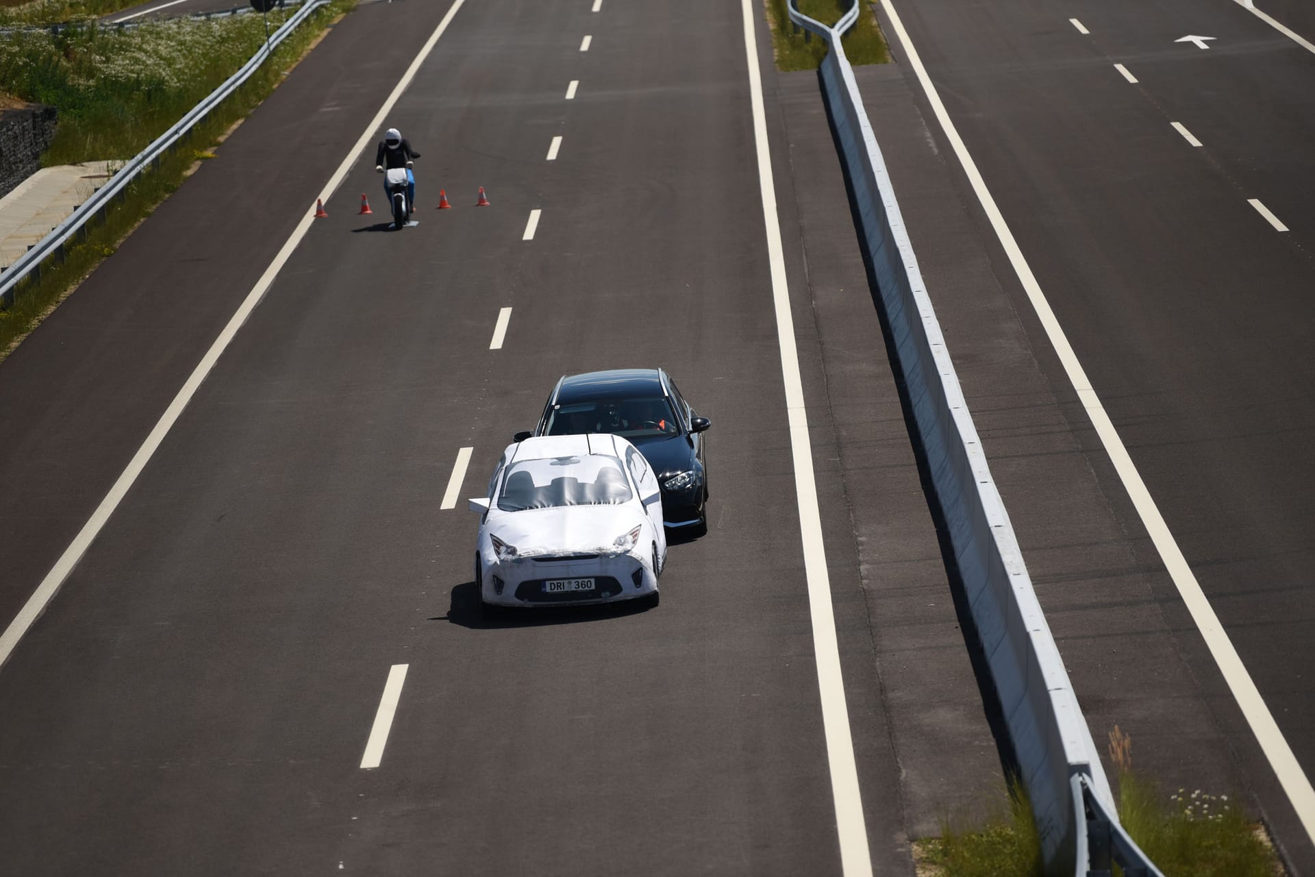 Fahrversuch: Das Zielfahrzeug vorn bremst das autonom fahrende Versuchsfahrzeug aus.