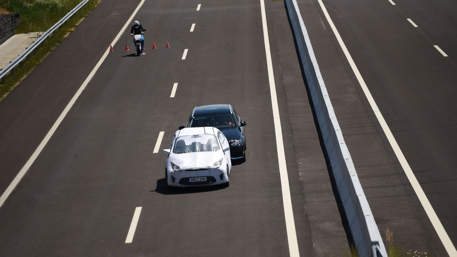 Fahrversuch: Das Zielfahrzeug vorn bremst das autonom fahrende Versuchsfahrzeug aus.