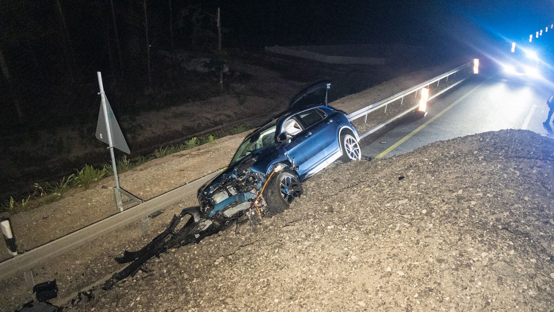 Kurioser Verkehrsunfall auf der A3: Eine Frau ignorierte mit ihrem Mietwagen jegliche Sperrungen. Kurioser Verkehrsunfall auf der A3: Eine Frau ignorierte mit ihrem Mietwagen jegliche Sperrungen.