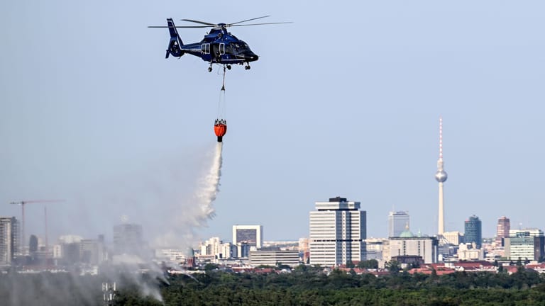 Ein Bundespolizei-Hubschrauber wirft Wasser über der Brandstelle ab: Erst jetzt ist die Brandbekämpfung aus der Luft möglich.