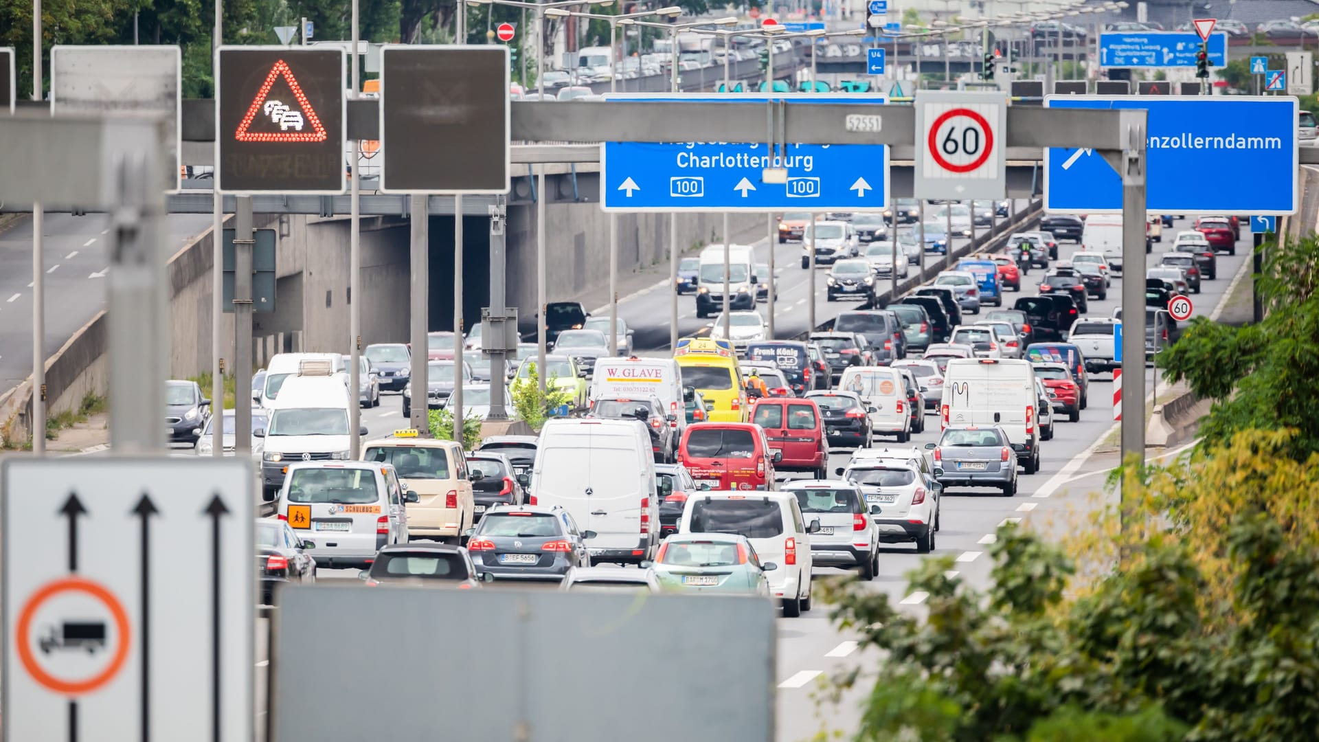 Der Verkehr auf der A100 (Archivbild): Die Polizei Berlin sieht Gefahrenpotential bei einem Protest auf der Stadtautobahn. Der Verkehr auf der A100 (Archivbild): Die Polizei Berlin sieht Gefahrenpotential bei einem Protest auf der Stadtautobahn.