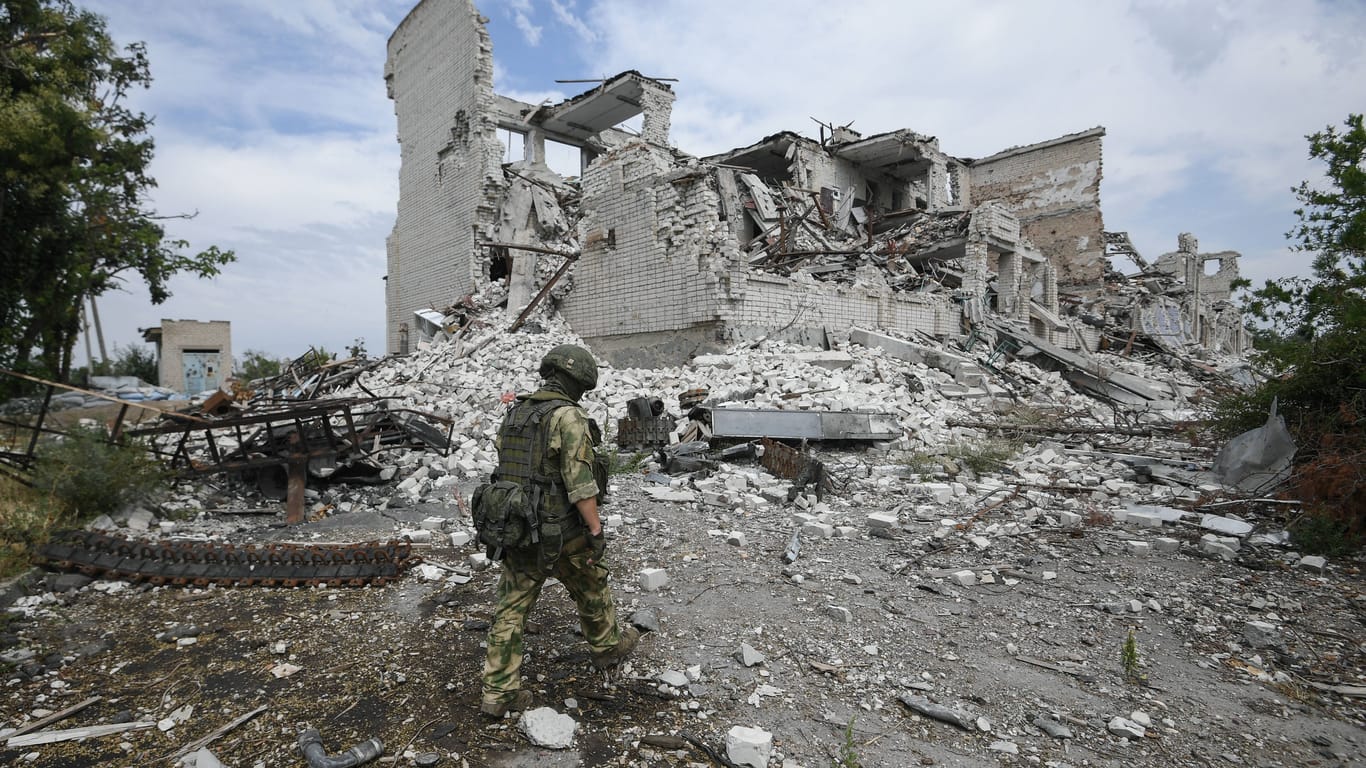 Ein russischer Soldat vor einem zerstörten Wohnhaus (Symbolbild): "Ich weigere mich, an diesem Wahnsinn teilzunehmen"