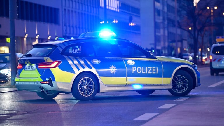 Streifenwagen in Nürnberg (Symbolbild): Beamte rückten nach dem Anruf wegen Cannabisgeruchs an.