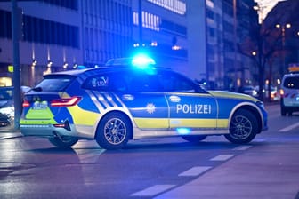 Streifenwagen in Nürnberg (Symbolbild): Beamte rückten nach dem Anruf wegen Cannabisgeruchs an.