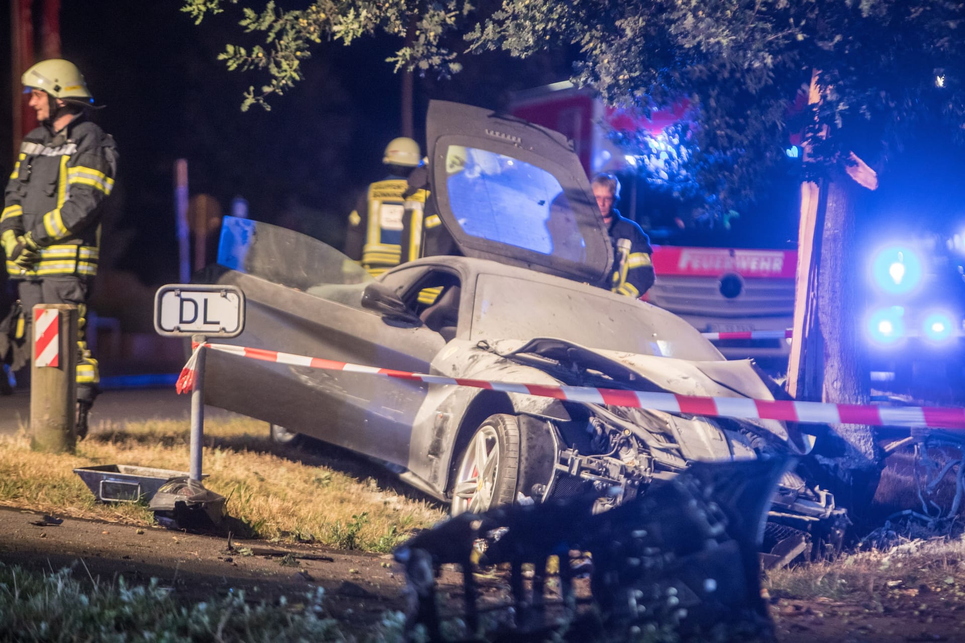 Totalschaden: Aus ungeklärter Ursache ist der Ferrari frontal gegen einen Baum gekracht.