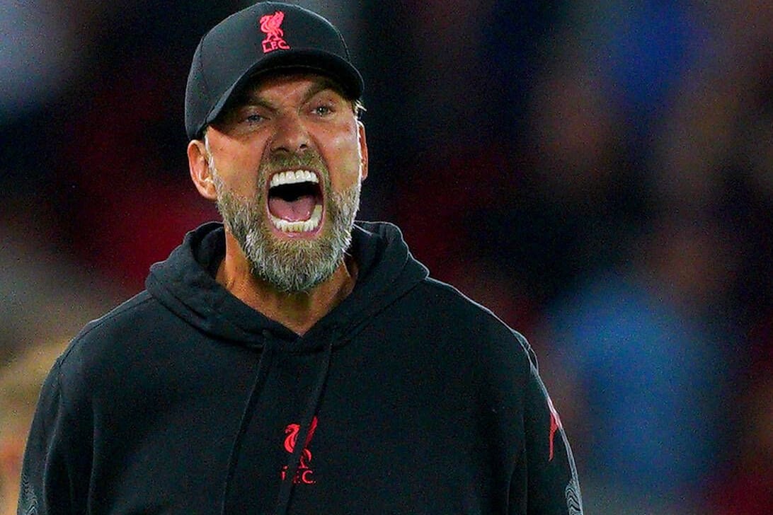 Jürgen Klopp: Der deutsche Trainer ist genervt von seinem Spieler nach dessen Foul.