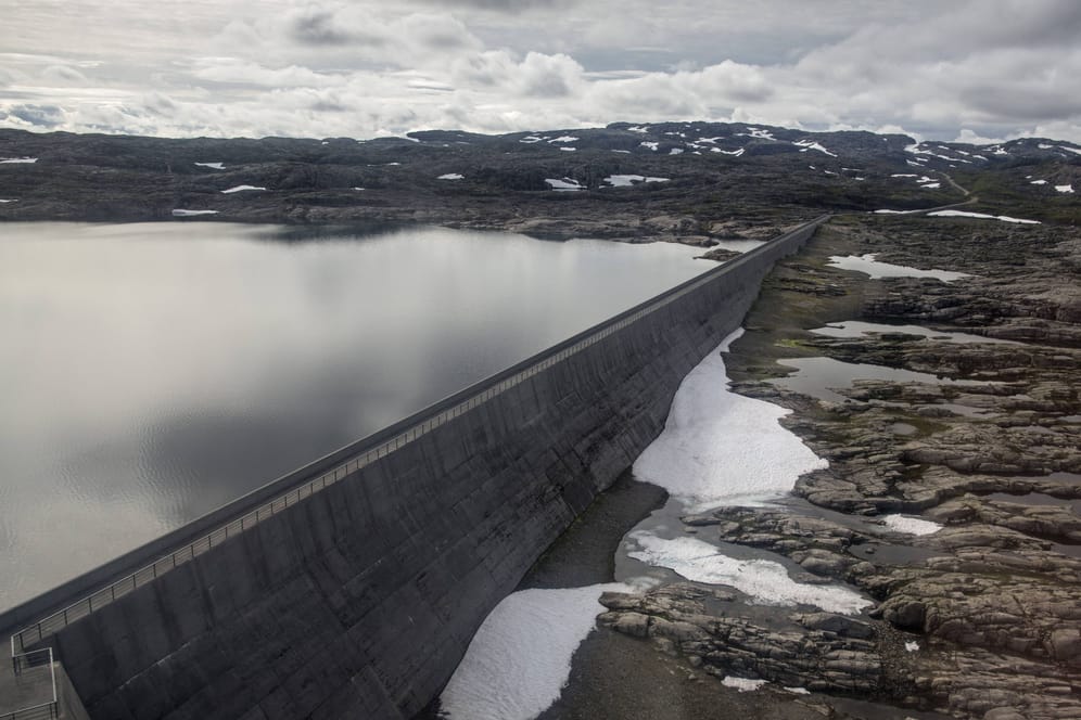 Norwegens größter Stausee Blasjo (Archiv): Wegen anhaltender Trockenheit sind die Wasserstände in den Seen gesunken.
