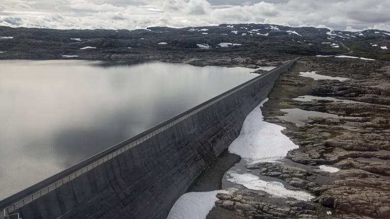 Norwegens größter Stausee Blasjo (Archiv): Wegen anhaltender Trockenheit sind die Wasserstände in den Seen gesunken.