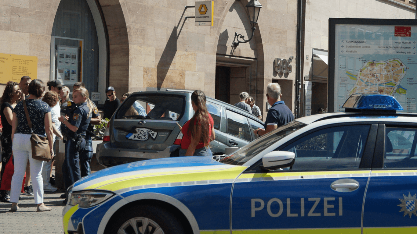 Auto im Ubahnaufgang Lorenzkirche: Der 83-jährige Fahrer kam mit dem Schrecken davon.