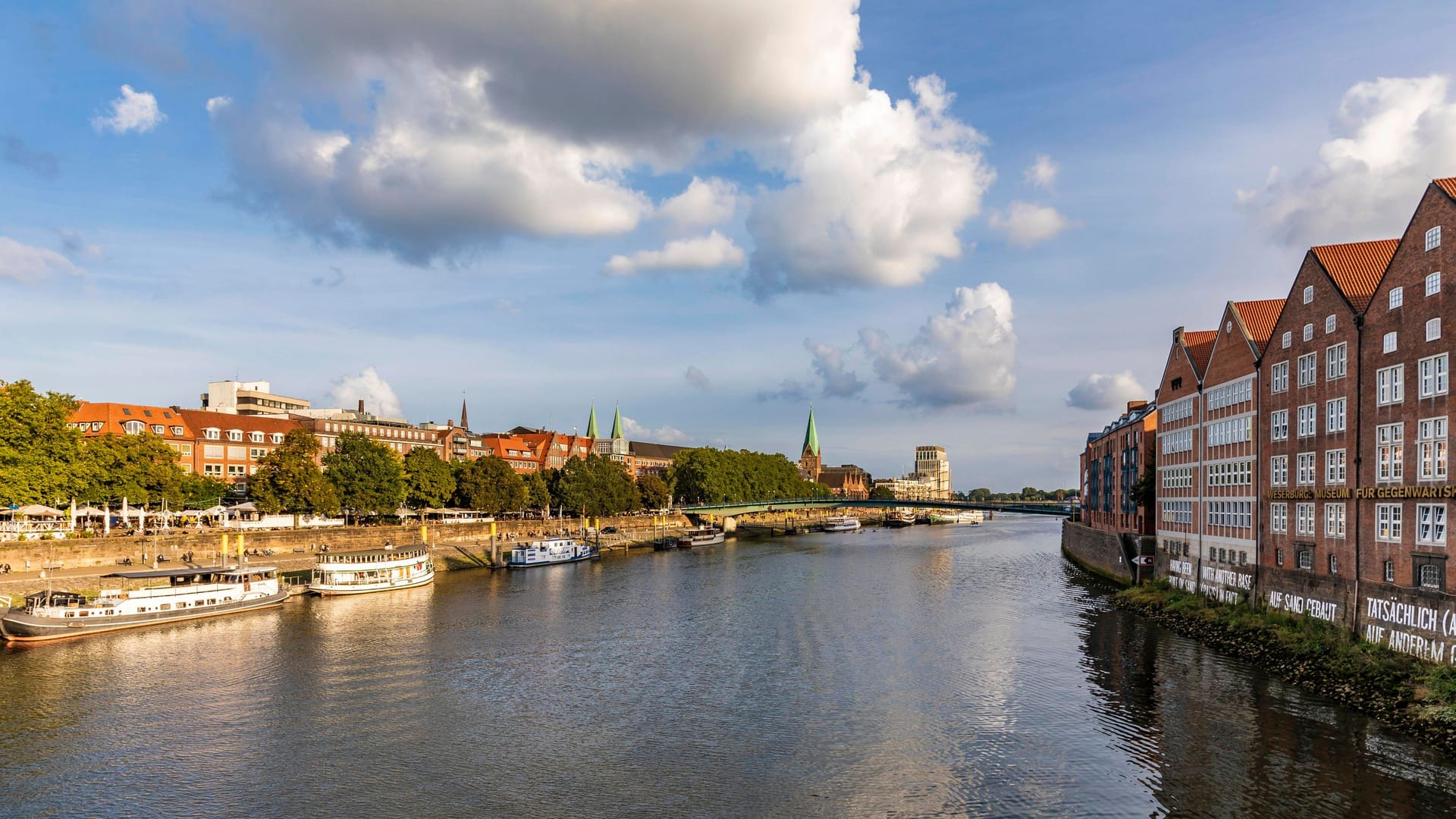 Die Weser in Bremen: Der Mann sprang Samstagabend von einer Brücke ins Wasser, nun wurde seine Leiche geborgen. Die Weser in Bremen: Der Mann sprang Samstagabend von einer Brücke ins Wasser, nun wurde seine Leiche geborgen.