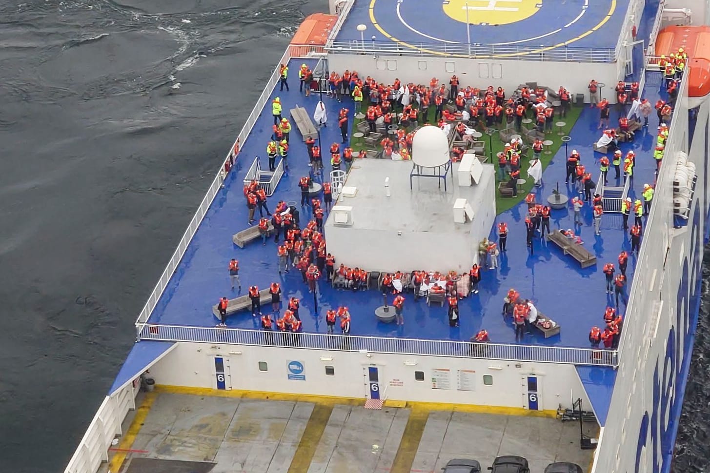 Passagiere auf der Stena Scandica: Mit Helikoptern sollen die Menschen von Bord gebracht werden.