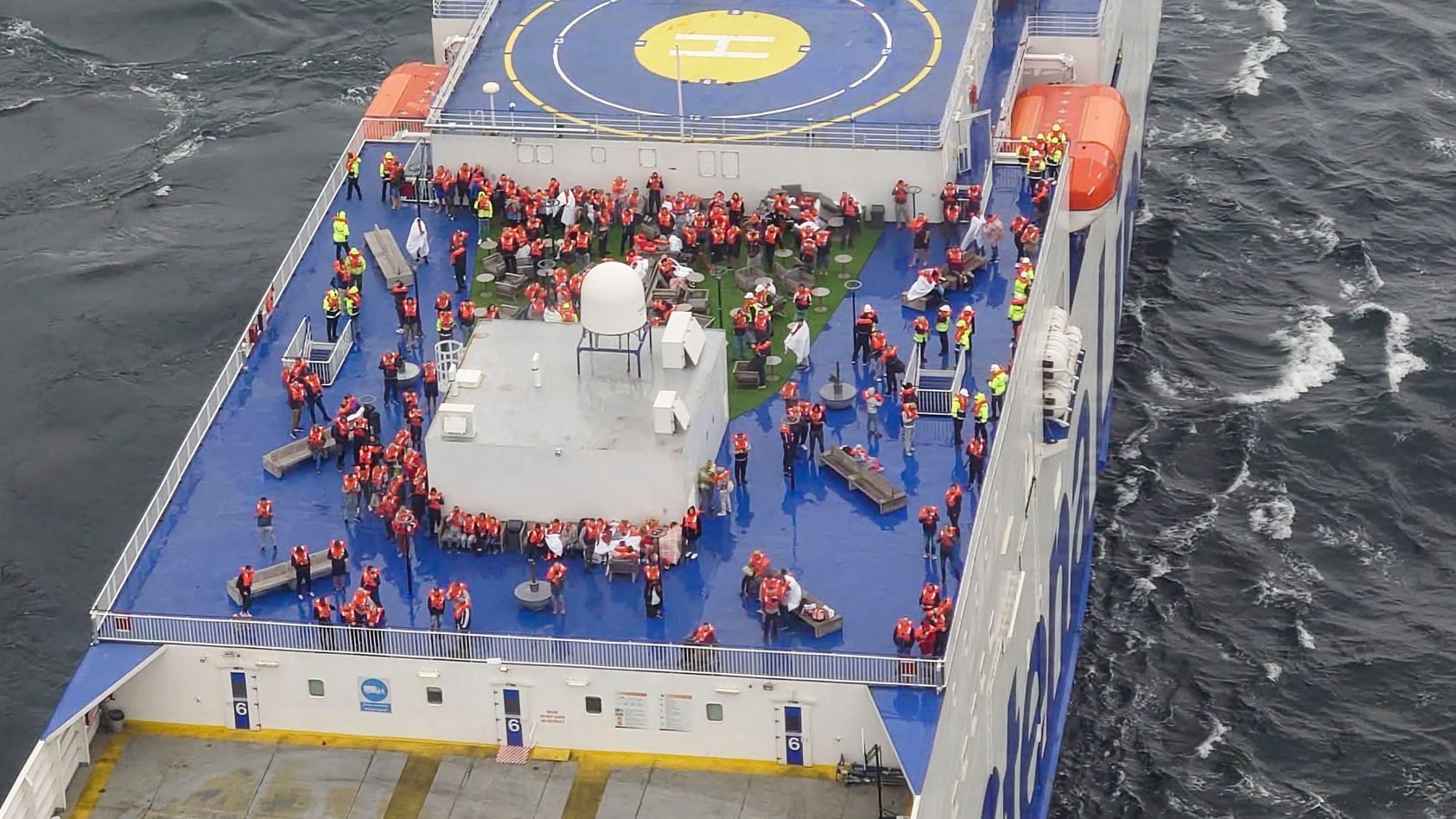 Passagiere auf der Stena Scandica: Mit Helikoptern sollen die Menschen von Bord gebracht werden.