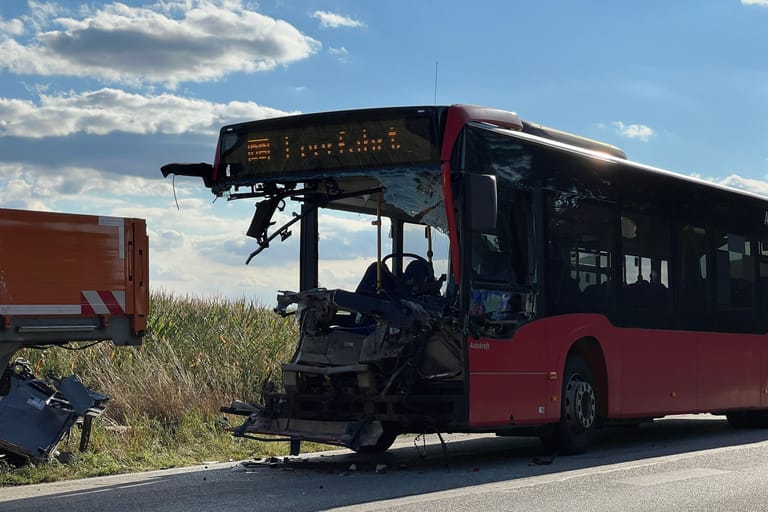 Der völlig zerfetzte Bus: Der Fahrer starb noch an der Unfallstelle.