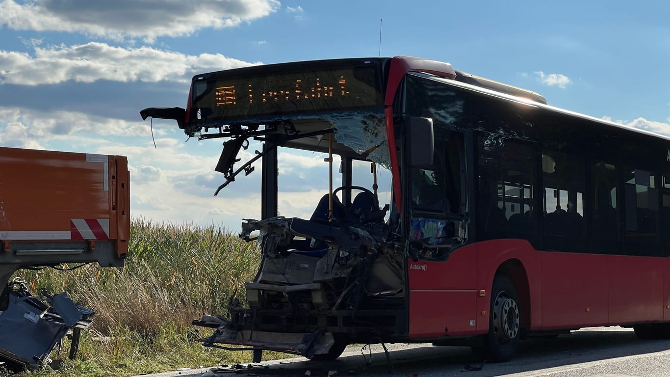 Der völlig zerfetzte Bus: Der Fahrer starb noch an der Unfallstelle.