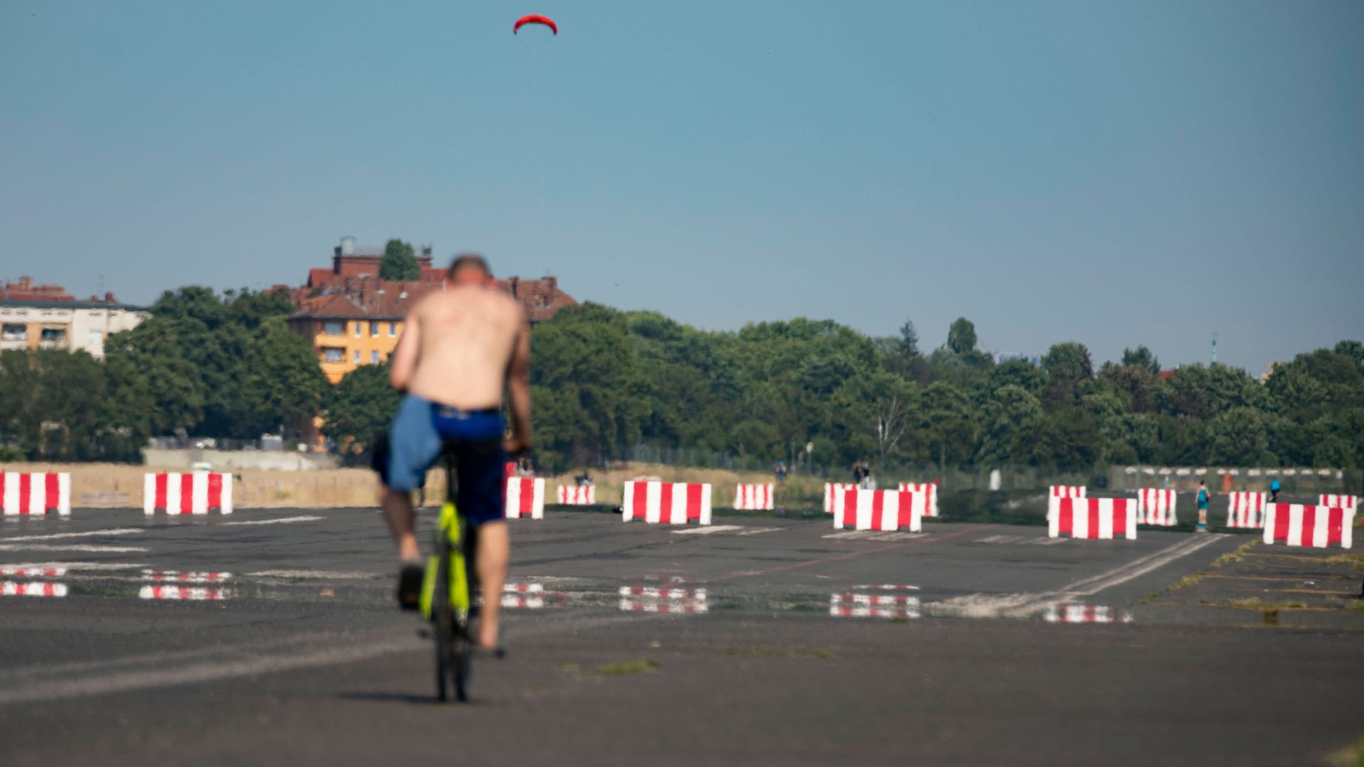 Hochsommerliche Temperaturen in Berlin: Bei 39 Grad Celsius flimmert der Asphalt auf dem Tempelhofer Feld. Dem menschlichen Körper setzt Hitze extrem zu.