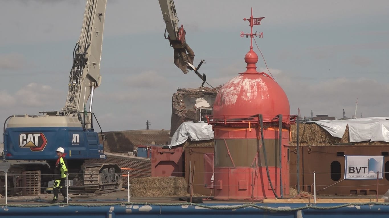 Abrissarbeiten am Moleturm: Die rote Kuppel wurde zuerst abgenommen, danach wurde das Mauerwerk Stück für Stück abgerissen.