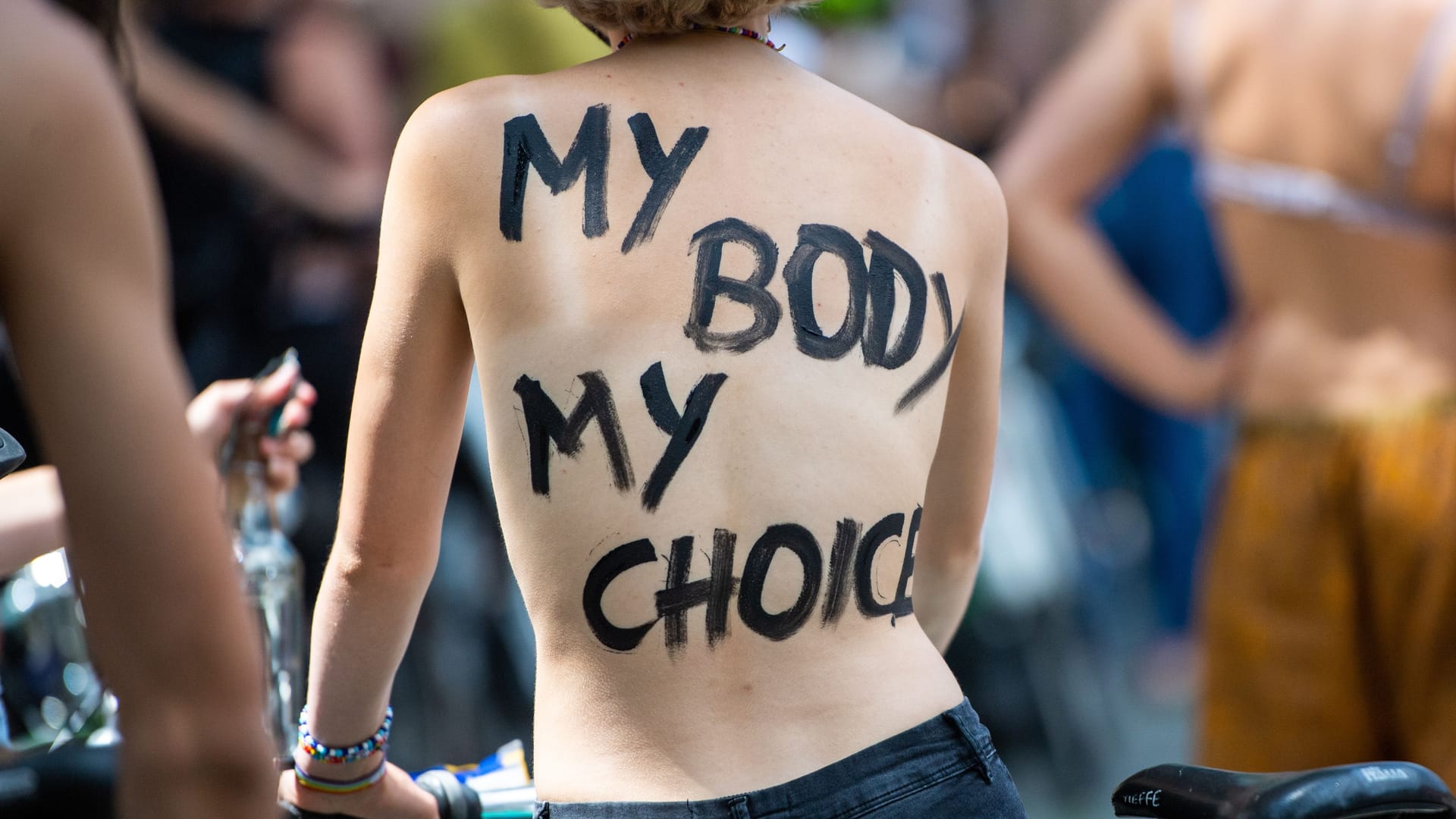 Eine Teilnehmerin einer Fahrraddemo unter dem Motto "No Nipple is free until all Nipples are free!" in Berlin (Archivbild): Am Sonntag rufen Feministinnen zu einer "Oben-Ohne"-Demo in Hannover auf. Eine Teilnehmerin einer Fahrraddemo unter dem Motto "No Nipple is free until all Nipples are free!" in Berlin (Archivbild): Am Sonntag rufen Feministinnen zu einer "Oben-Ohne"-Demo in Hannover auf.