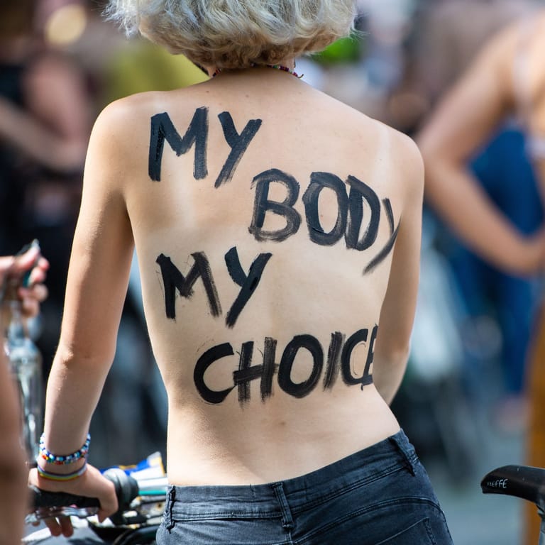 Eine Teilnehmerin einer Fahrraddemo unter dem Motto "No Nipple is free until all Nipples are free!" in Berlin (Archivbild): Am Sonntag rufen Feministinnen zu einer "Oben-Ohne"-Demo in Hannover auf.