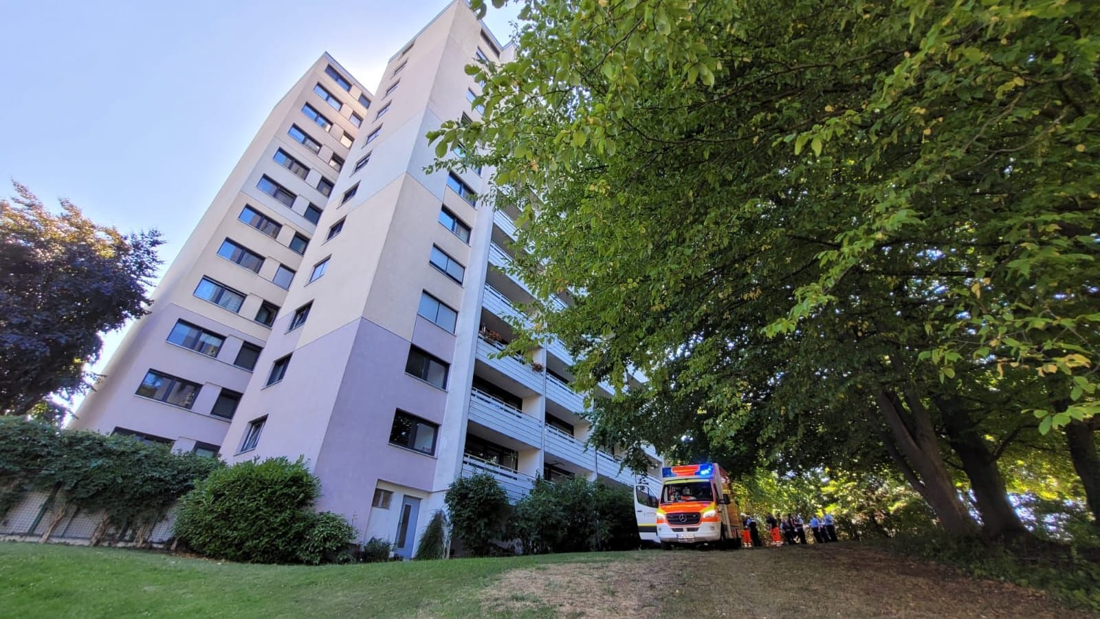 Unfallort in Hagen: Hier starb am Freitag ein Mann nach einem Balkonsturz.