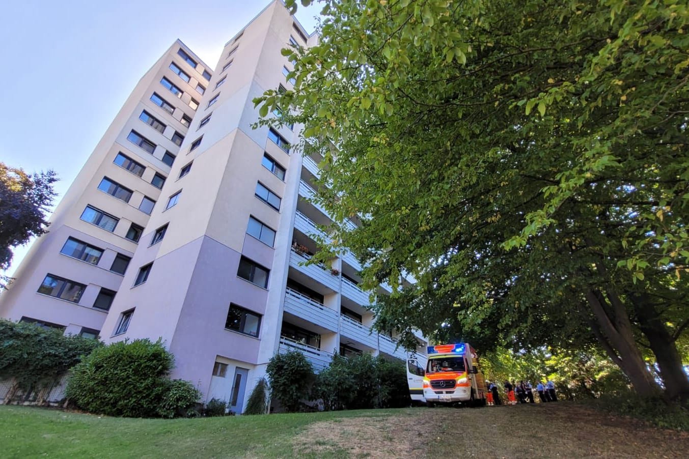 Unfallort in Hagen: Hier starb am Freitag ein Mann nach einem Balkonsturz.