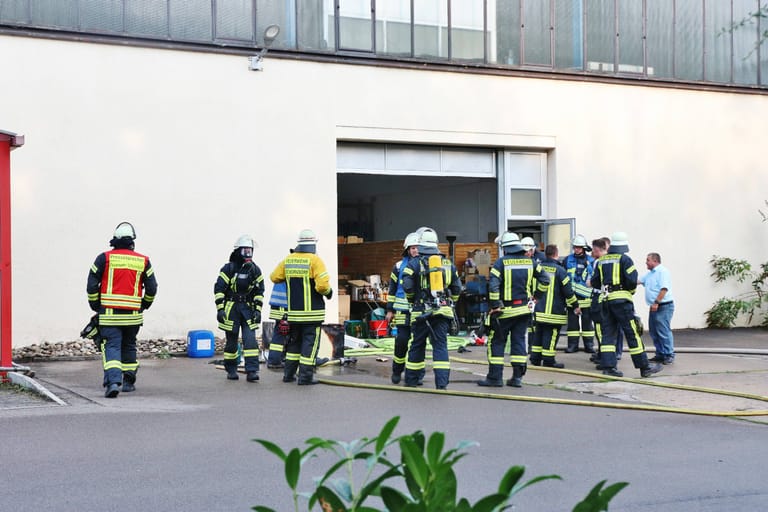 Feuerwehreinsatz in Schorndorf: Nur wenige Stunden nach dem Einbruch ist ein Brand in dem Firmengebäude ausgebrochen. Die Ermittler vermuten einen Zusammenhang.