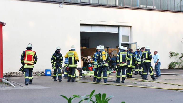 Feuerwehreinsatz in Schorndorf: Nur wenige Stunden nach dem Einbruch ist ein Brand in dem Firmengebäude ausgebrochen. Die Ermittler vermuten einen Zusammenhang.
