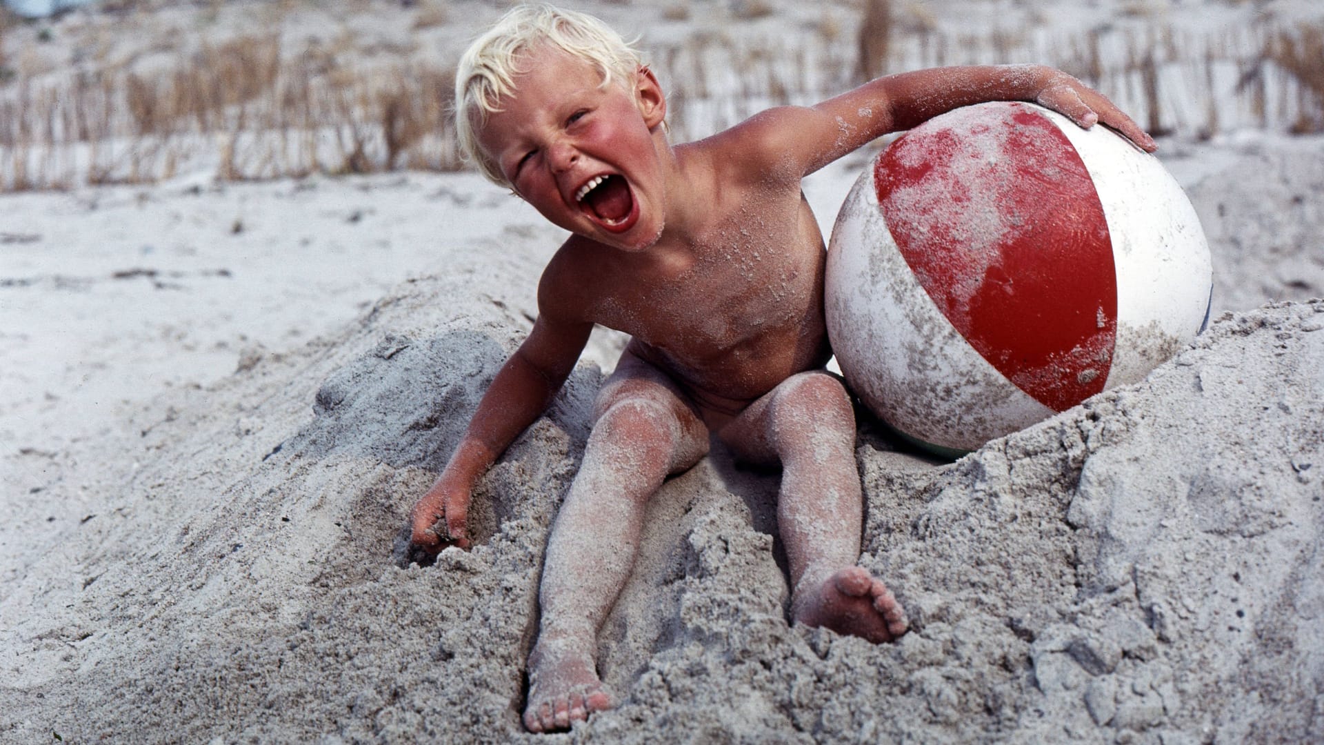 Kleiner Junge in den sechziger Jahren auf Hiddensee, Bezirk Rostock, DDR: Warum soll man zum Schwimmen und Sonnen was anziehen? Das ergibt überhaupt keinen Sinn.