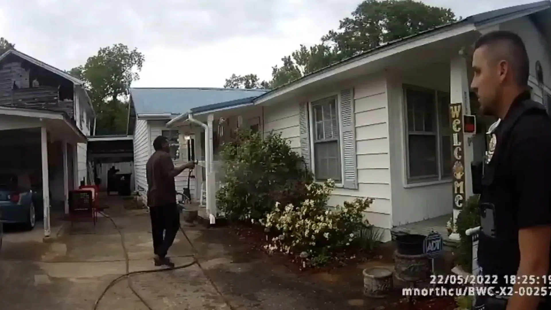 Ein Screenshot der Bodycam eines Polizisten in Childersburg, Alabama, zeigt den Pastor Michael Jennings, wie er die Blumen seines Nachbarn gießt.