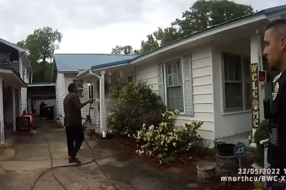 Ein Screenshot der Bodycam eines Polizisten in Childersburg, Alabama, zeigt den Pastor Michael Jennings, wie er die Blumen seines Nachbarn gießt.