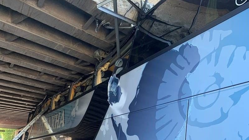 Der Bus war zu hoch für die Brücke: Verletzt wurde aber niemand.