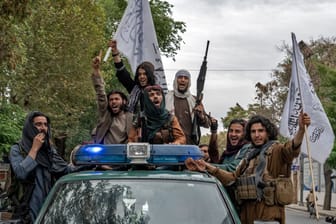 Taliban-Kämpfer: In Kabul feiern die militanten Islamisten, dass sie vor einem Jahr eingenommen Kabul haben.