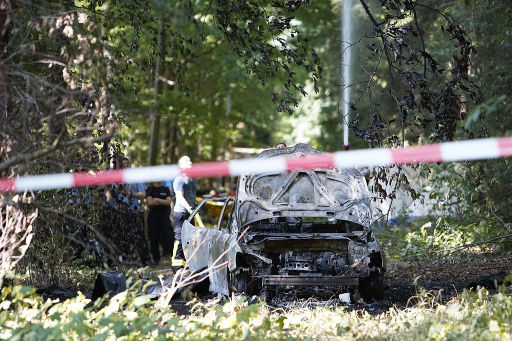 Autowrack in Hessen: Vor dem Fahrzeug wurde eine leblose Person entdeckt.