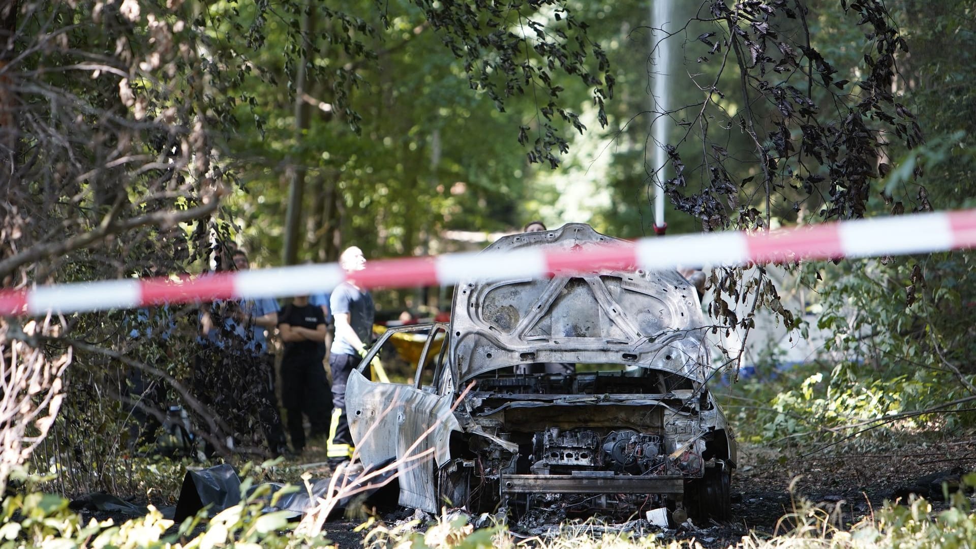 Autowrack in Hessen: Vor dem Fahrzeug wurde eine leblose Person entdeckt.