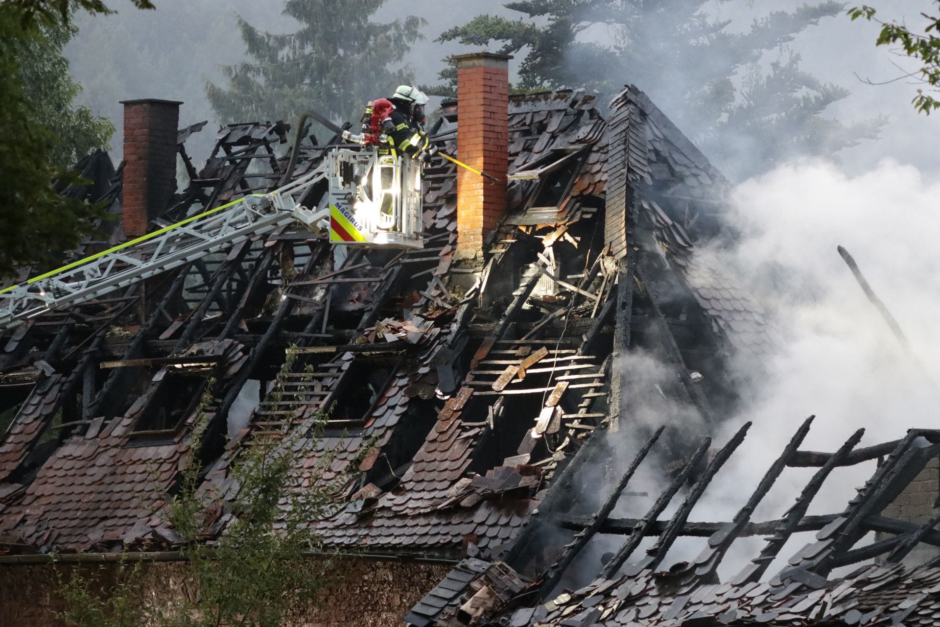 Die Feuerwehr ist auf dem Reiterhof im Löscheinsatz.