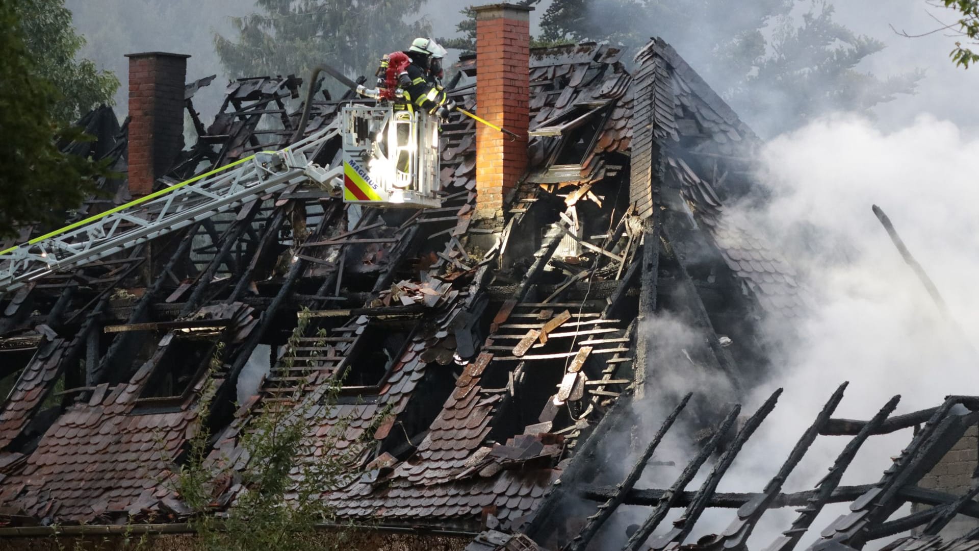 Die Feuerwehr ist auf dem Reiterhof im Löscheinsatz.