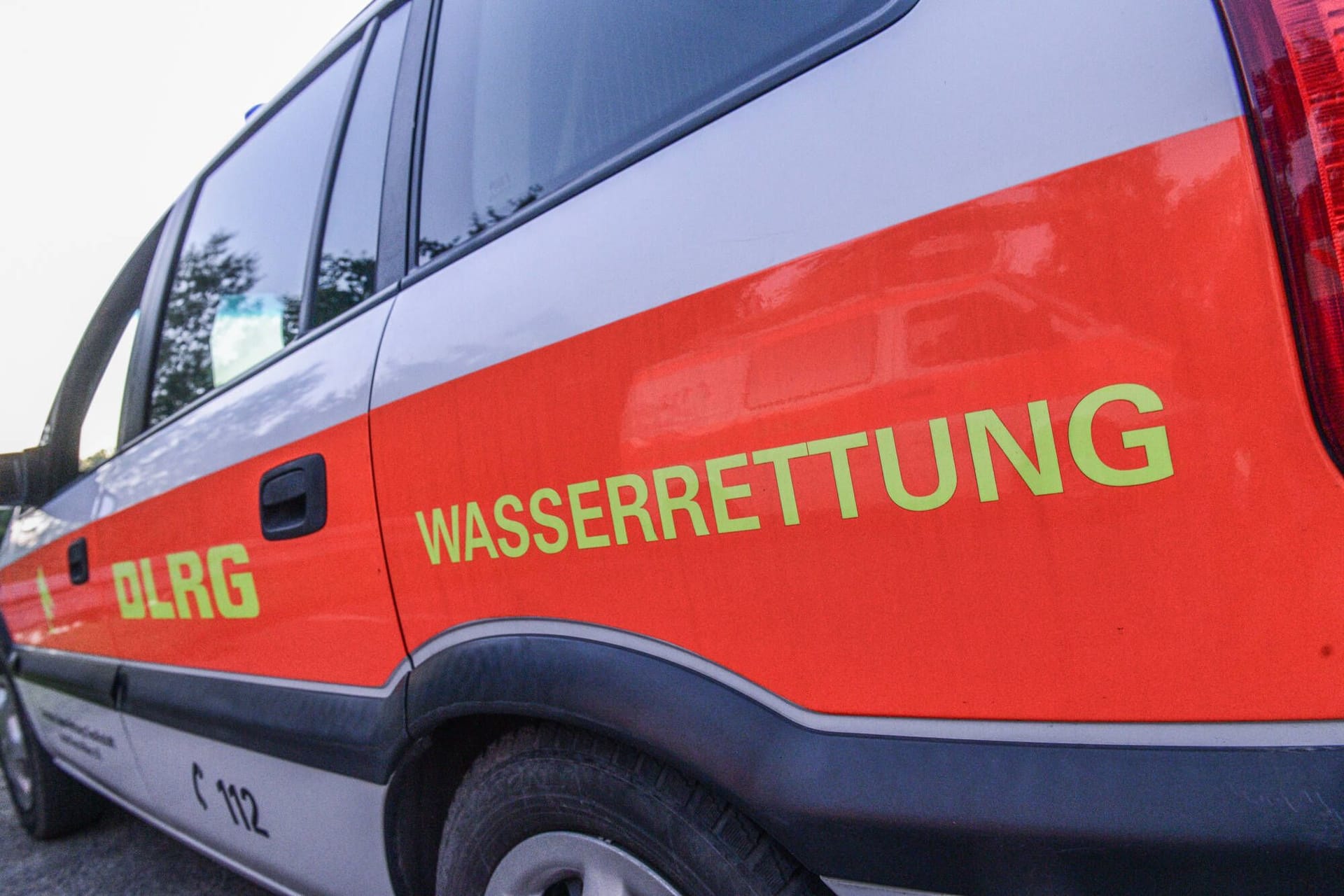 Ein Einsatzwagen der DLRG-Wasserrettung: Taucher haben in einem Bremer Badesee die Leiche einer Frau gefunden
