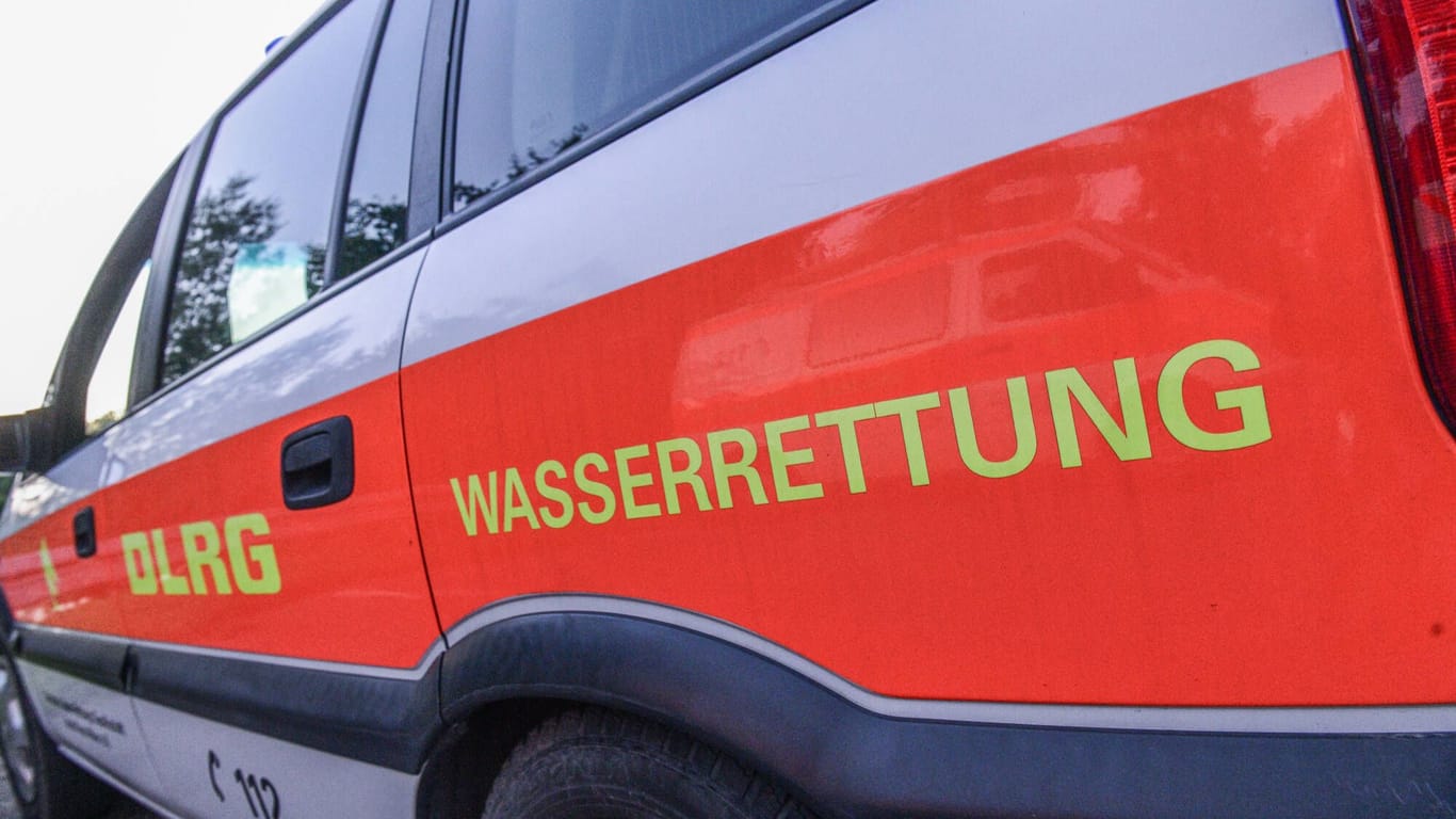 Ein Einsatzwagen der DLRG-Wasserrettung: Taucher haben in einem Bremer Badesee die Leiche einer Frau gefunden