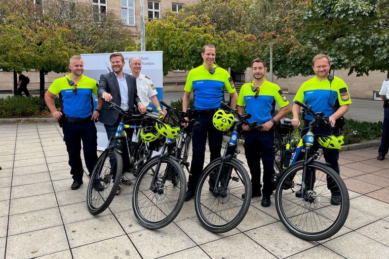 Oberbürgermeister Marcus König freut sich über die neue Fahrradstaffel des Polizeipräsidiums Mittelfranken.