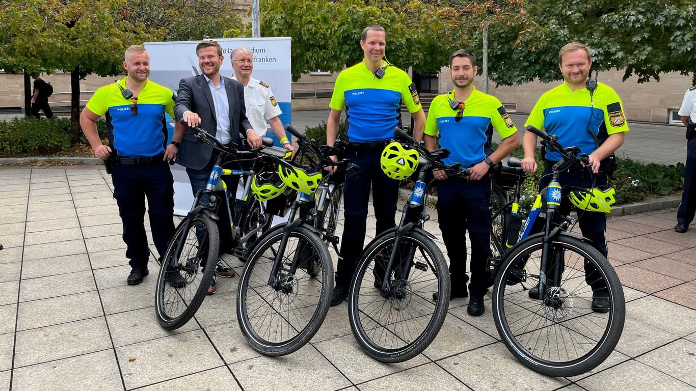 Oberbürgermeister Marcus König freut sich über die neue Fahrradstaffel des Polizeipräsidiums Mittelfranken.