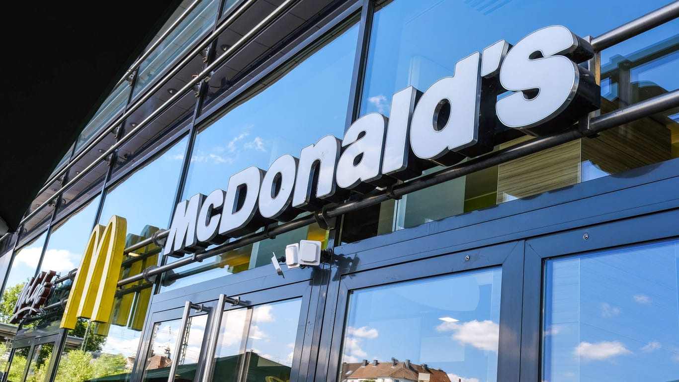 Filiale von McDonald's (Archiv): Wegen einem Imbiss der Fastfoodkette muss ein Tourist in Australien eine hohe Strafe zahlen.